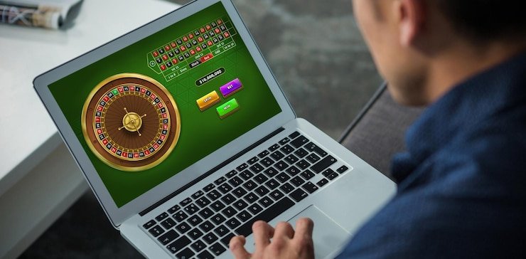 Dealer profesional interaktif dalam sesi Live Casino yang diakses pengguna melalui platform digital