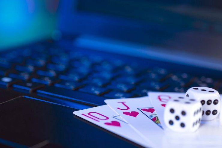 Pengguna membaca panduan FAQ digital interaktif terkait hiburan online dan taruhan
